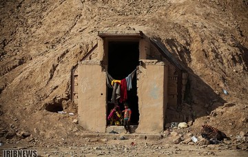 سکونت سیل‌زدگان در زاغه‌ مهمات جنگ حمیدیه