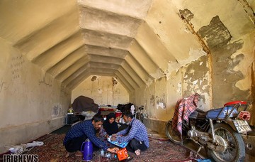 سکونت سیل‌زدگان در زاغه‌ مهمات جنگ حمیدیه
