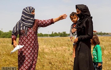 سکونت سیل‌زدگان در زاغه‌ مهمات جنگ حمیدیه