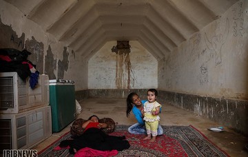 سکونت سیل‌زدگان در زاغه‌ مهمات جنگ حمیدیه