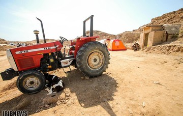 سکونت سیل‌زدگان در زاغه‌ مهمات جنگ حمیدیه