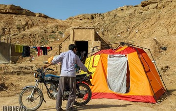 سکونت سیل‌زدگان در زاغه‌ مهمات جنگ حمیدیه