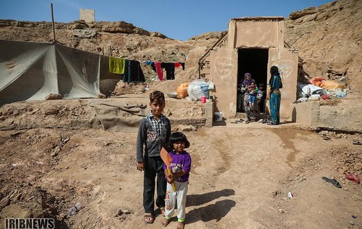 سکونت سیل‌زدگان در زاغه‌ مهمات جنگ حمیدیه