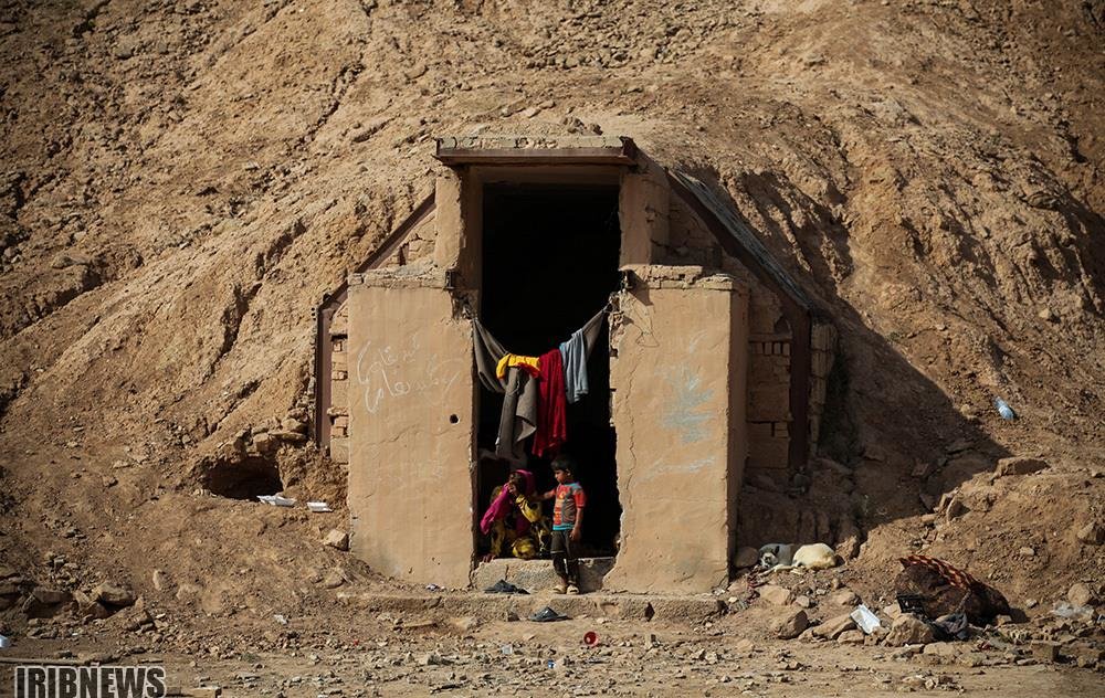 خبرآنلاین - تصاویر | پناه گرفتن سیل‌زدگان در زاغه‌ مهمات جنگ