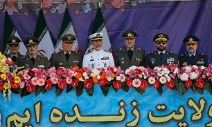 کدام چهره‌های نظامی در جایگاه ویژه رژه روز ارتش در تهران حضور دارند؟