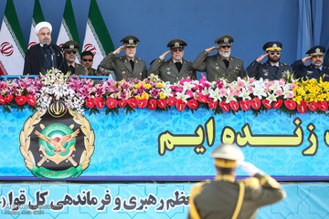 آغاز سخنرانی رییس‌جمهور در مراسم رژه ارتش جمهوری اسلامی ایران