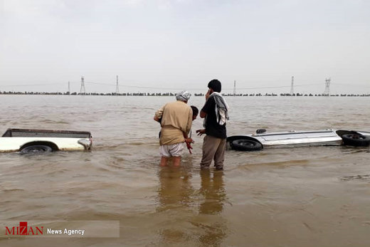 غرق شدن خودروها بر اثر سیلاب شادگان