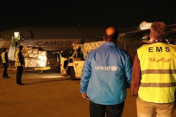 تصاویر | تخلیه واکسن‌های اهدایی یونیسف به ایران در فرودگاه