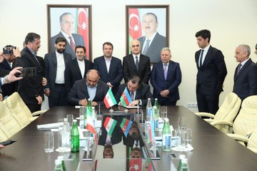 Iran, Azerbaijan sign MoU on manufacturing trailer