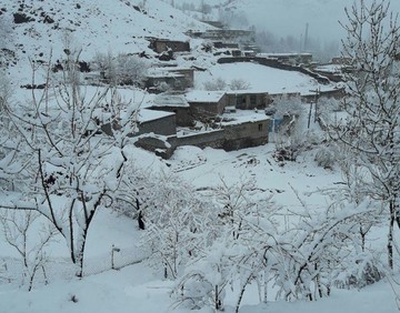 بارش برف در آخرین روز فروردین‌ماه در روستای آلمالو خوی/ عکس