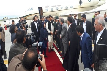 سفری سیاسی با طعم شیرین زیارت امام رضا(ع)/ عمران خان امشب در تهران
