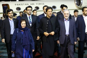 ادای احترام نخست وزیر پاکستان به مقام شامخ امام خمینی(ره)/ عکس