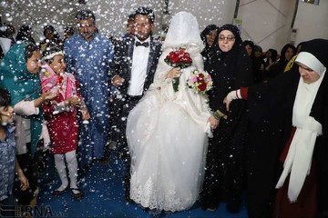 جشن ازدواج زوج جوان در اردوگاه اسکان شهید هاشمی اهواز