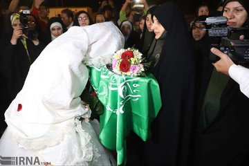 جشن ازدواج زوج جوان در اردوگاه اسکان شهید هاشمی اهواز