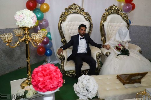 جشن ازدواج زوج جوان در اردوگاه اسکان شهید هاشمی اهواز