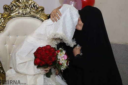 جشن ازدواج زوج جوان در اردوگاه اسکان شهید هاشمی اهواز