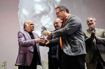 اهداء تندیس جشنواره جهانی فیلم فجر به علی‌اکبر صادقی نقاش پیشکسوت توسط سیدرضا میرکریمی دبیر جشنواره