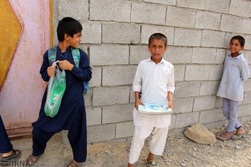 تحصیل دانش‌آموزان روستای رمین چابهار بدون برق و کولر