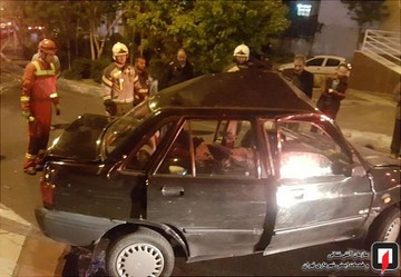 تصادف پراید با تیر چراغ برق در خیابان سردار جنگل