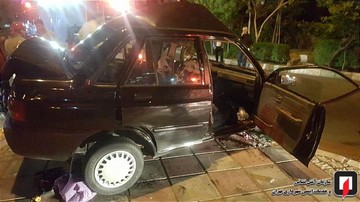 تصادف پراید با تیر چراغ برق در خیابان سردار جنگل
