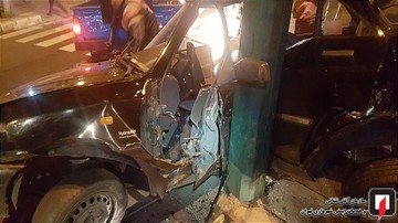 تصادف پراید با تیر چراغ برق در خیابان سردار جنگل