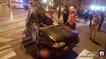 تصادف پراید با تیر چراغ برق در خیابان سردار جنگل