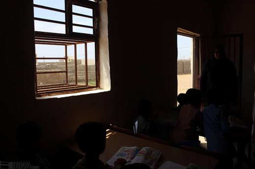 تحصیل دانش‌آموزان روستای رمین چابهار بدون برق و کولر
