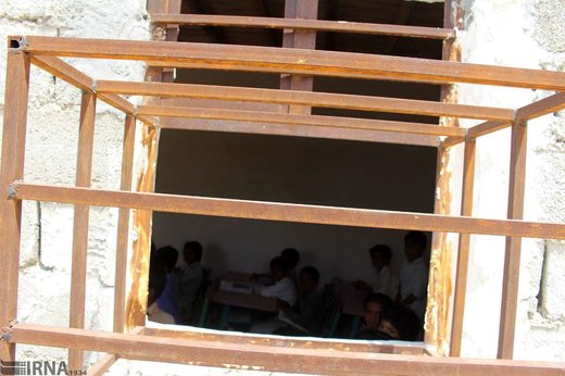 تحصیل دانش‌آموزان روستای رمین چابهار بدون برق و کولر