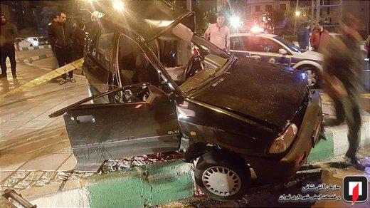 تصادف پراید با تیر چراغ برق در خیابان سردار جنگل