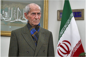 تشییع چهره ماندگار فلسفه روی دست‌های مشتاقان/ تجلیل از ۶۵ سال تحقیق 