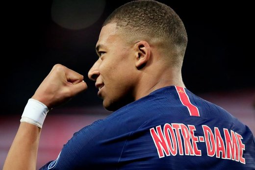 کیلین ام‌باپه، مهاجم تیم پاری سن ژرمن، که در بازی با تیم موناکو در هفته سی و سوم لیگ یک فرانسه 3 گل زد، کلمه نوتردام بر روی پیراهنش نوشته شده است