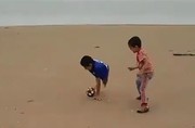 فیلم | کودکی که فرهاد مجیدی را یاد روزهای خوش فوتبالش انداخت
