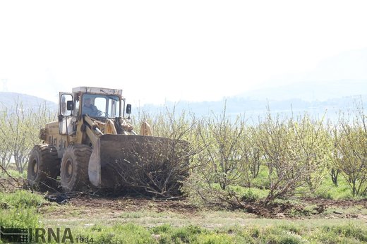 تخریب ساخت و سازهای غیرمجاز حاشیه سد مهاباد