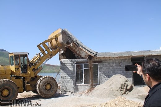تخریب ساخت و سازهای غیرمجاز حاشیه سد مهاباد