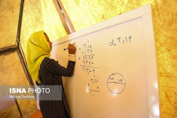 تدریس در چادر منطقه سیل‌زده خسرج