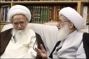 حضور هیاتی از سوی آیات نوری و صافی در منزل روحانی همدانی