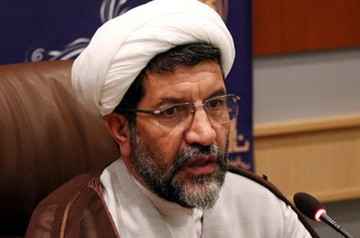 روحانی اصولگرا: حملات به دولت احمدی نژاد،رهبر معظم انقلاب را وادار به حمایت از او کرد