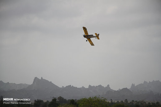 مبارزه با ملخ های صحرایی با هواپیمای سمپاش