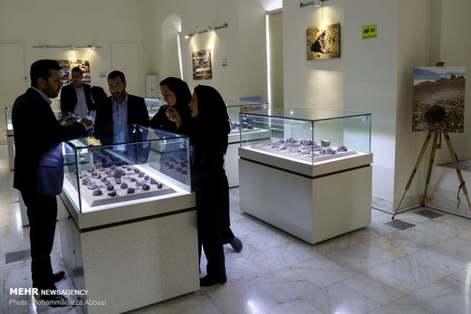 مراسم افتتاح نمایشگاه شهاب‌سنگ در کاخ گلستان