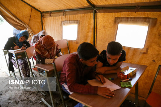 تدریس در چادر منطقه سیل‌زده خسرج