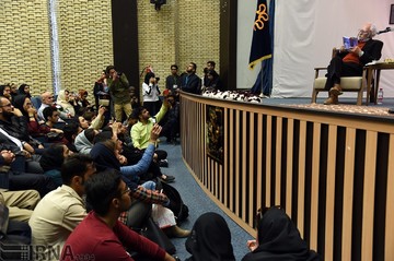 شب ادبیات فارسی با حضور محمود دولت آبادی در دانشگاه شیراز