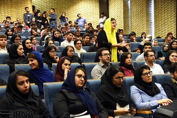 شب ادبیات فارسی با حضور محمود دولت آبادی در دانشگاه شیراز