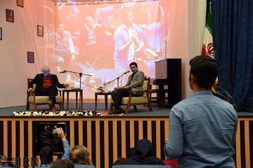 شب ادبیات فارسی با حضور محمود دولت آبادی در دانشگاه شیراز