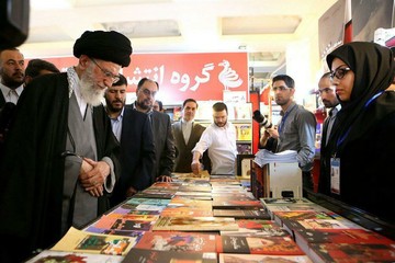 عکس بازدید رهبر معظم انقلاب از نمایشگاه کتاب تهران