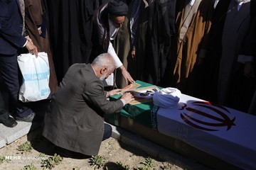 وقتی آن امام جمعه می‌گوید تحریم به جایی برنمی‌خورد، یکی از اوباش، تیری شلیک می‌کند تا به طلبه‌ای حجره‌نشین بربخورد