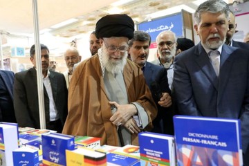 قائد الثورة الاسلامية يزور معرض طهران الدولي للكتاب/صور
