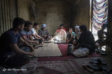زندگی سیل‌زدگان در قطار متوقف ایستگاه راه‌آهن بام‎دژ