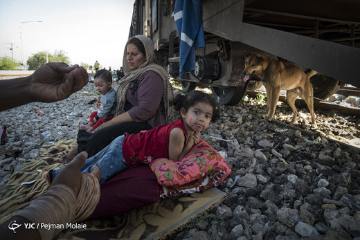 زندگی سیل‌زدگان در قطار متوقف ایستگاه راه‌آهن بام‎دژ