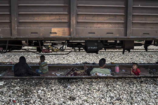 زندگی سیل‌زدگان در قطار متوقف ایستگاه راه‌آهن بام‎دژ