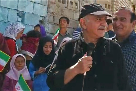 فیلم | پرویز پرستویی در جمع سیل‌زدگان خوزستان